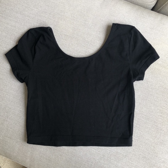 ✨🖤 EUC cropped Talula Fitted Tee 🖤✨ - Picture 3 of 5